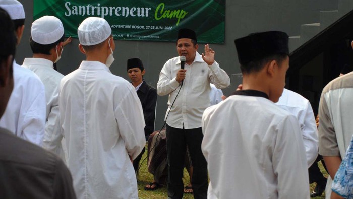 Santripreuner Gerakan Pemberdayaan Santri Santripreneur Camp digelar di 8 kota di Indonesia. Salah satunya du Bogor. Gerakan ini untuk pengembangan wirausaha para santri.
