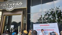 Satpol PP Jakarta Pusat menutup Holywings Reserve Senayan. Penutupan dipimpin langsung oleh Kasatpol PP Jakarta Pusat Tumbur Parluhutan Purba (Anggi M/detikcom)