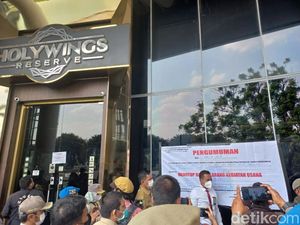 Momen Satpol PP DKI Segel Holywings Gunawarman Jaksel