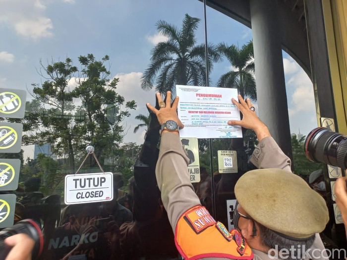 Satpol PP DKI Jakarta menyegel 12 outlet Holywings di wilayah Jakarta hari ini. Beberapa di antaranya Holywings Vendetta Gatsu, Garison Kemang, dan Holywings Gunawarman (Tim detikcom/detikcom) Satpol PP DKI Jakarta menyegel 12 outlet Holywings di wilayah Jakarta hari ini. Beberapa di antaranya Holywings Vendetta Gatsu, Garison Kemang, dan Holywings Gunawarman (Tim detikcom/detikcom)