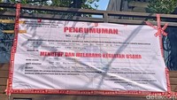 Penyegelan Holywings Gunawarman ini juga dipimpin Kasatpol PP DKI Jakarta Arifin. Tim Satpol PP juga memasang spanduk penyegelan di depan tempat hiburan malam itu. (Tim detikcom/detikcom)