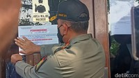 Dalam spanduk dan stiker yang ditempelkan itu bertuliskan Menutup dan Melarang Kegiatan Usaha Holywings Gunawarman. (Tim detikcom/detikcom)