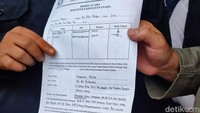 Satpol PP DKI Jakarta menunjukkan surat berita acara penutupan kegiatan usaha outlet Holywings Garison Kemang. (Tim detikcom/detikcom)