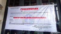 Pengumuman, Nomor 1136/AT.04.00, Gubernur Provinsi Daerah Khusus Ibu Kota Jakarta C.Q. Kepala Satuan Polisi Pamong Praja Provinsi DKI Jakarta berdasarkan Perda 8 tahun 2007 tentang ketertiban umum dan Pergub nomor 18 tahun 2018 tentang penyelenggaraan usaha pariwisata dengan ini menutup dan melarang kegiatan usaha nama Holywings Reserve Senayan, jenis usaha bar dan restoran, Jl Gerbang Pemuda Nomor 13, Kelurahan Gelora, Kecamatan Tanah Abang, Jakarta Pusat. Barang siapa melakukan perusakan dan pelanggaran atas pengumuman ini akan dituntut sesuai hukum yang berlaku. Demikian agar diperhatikan dan di taati semuanya, demikian isi tulisan spanduk penyegelan di Holywings Garison Kemang (Nahda/detikcom)
