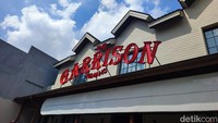 Satpol PP DKI Jakarta juga menyegel Holywings Garison di Kemang, Jaksel. Penyegelan dilakukan usai izin 12 outlet Holywings di wilayah Jakarta dicabut (Tim detikcom/detikcom)