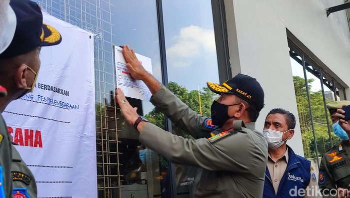 Satuan Polisi Pamong Praja (Satpol PP) DKI Jakarta menyegel 12 outlet Holywings di wilayah Jakarta hari ini. Beberapa di antaranya Holywings Vendetta Gatsu, Garison Kemang, dan Holywings Gunawarman (Tim detikcom/detikcom) Satuan Polisi Pamong Praja (Satpol PP) DKI Jakarta menyegel 12 outlet Holywings di wilayah Jakarta hari ini. Beberapa di antaranya Holywings Vendetta Gatsu, Garison Kemang, dan Holywings Gunawarman (Tim detikcom/detikcom)