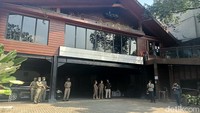 Tim Satpol PP DKI Jakarta juga menyegel Holywings Gunawarman di Kebayoran Baru, Jaksel (Karin/detikcom)