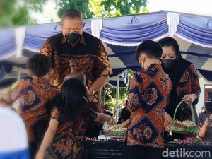 SBY Nyekar Makam Sarwo Edhie Wibowo di Purworejo