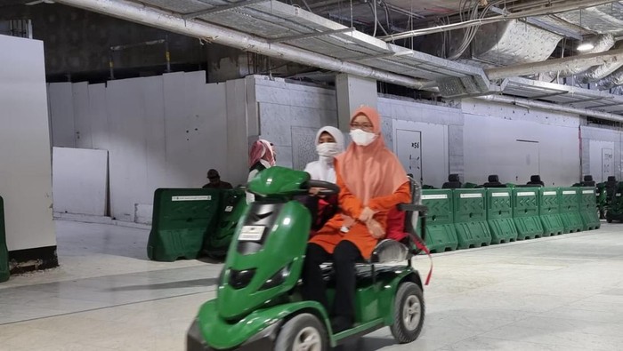 Sekuter listrik untuk membantu jamaah haji untuk tawaf dan sai.