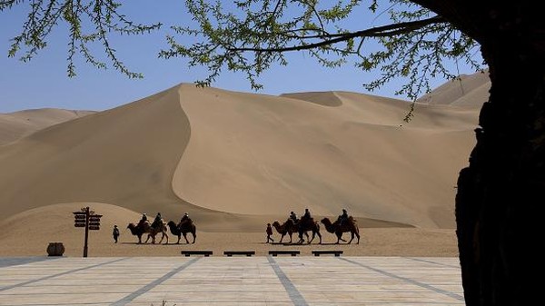 Gurun pasir tidak hanya ada di wilayah Timur Tengah, tapi di China juga ada kawasan gurun pasir yang bisa dikunjungi wisatawan.  