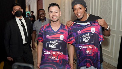 Senyum Ronaldinho saat Kenalkan Jersey Rans Nusantara FC