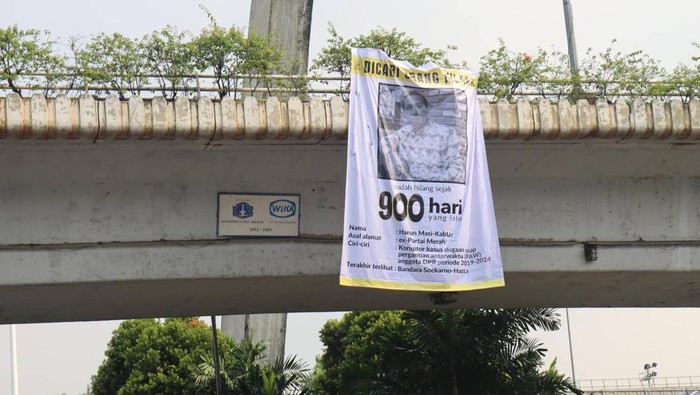 Spanduk 900 hari hilangnya Harun Masiku (dok. ICW)
