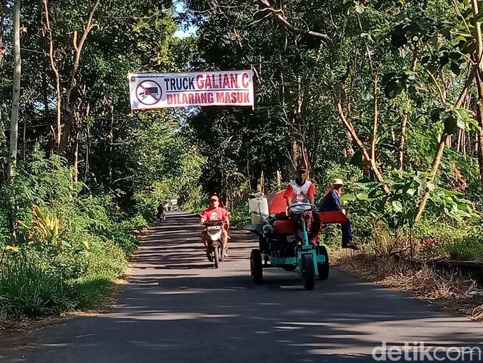 Spanduk penolakan truk galian C melintas dipasang di Desa Glagah, Selasa (28/6/2022).