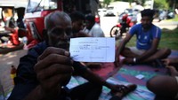Untuk dapat membeli BBM, warga pun diminta menunjukkan kertas yang bertuliskan informasi terkait jenis kendaraan, nomor, kendaraan, nama pemilik kendaraan hingga nomor telepon yang dapat dihubungi.