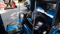Sementara itu, pemandangan antrean untuk mengisi tangki bahan bakar menjadi makanan sehari-hari di wilayah Sri Lanka. Tak jarang warga tertidur di dalam kendaraannya saat mengantri membeli BBM.