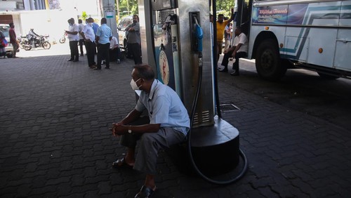 Krisis ekonomi membuat warga Sri Lanka mengantre berhari-hari agar dapat membeli BBM. Selain itu warga diminta menunjukkan token saat akan membeli BBM di SPBU.