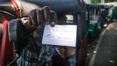 Sri Lanka Bangkrut, Warga Antre Beli BBM Pakai Ini