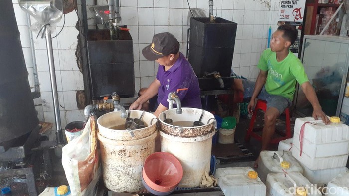 Suasana toko distributor minyak goreng di Pasar Johar, Semarang, Selasa (28/6/2022).