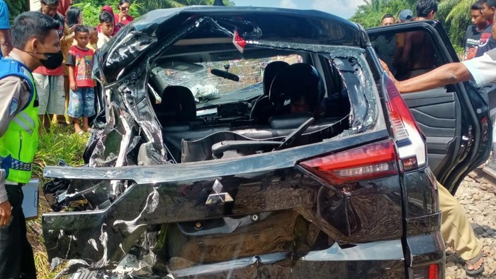 Kondisi mobil ASN yang ringsek usia ditabrak kereta api.