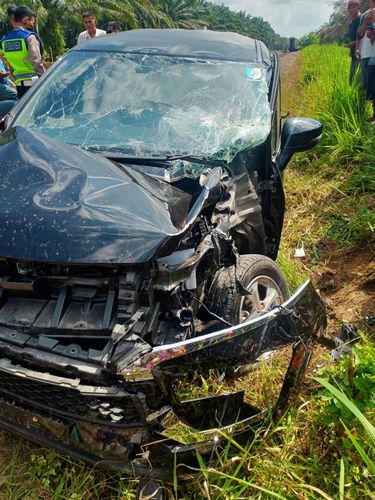 Kondisi mobil ringsek akibat ditabrak kereta api.