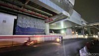 Detik-detik Tandon LRT di Rasuna Jebol Bak Air Bah Sapu Pengedara