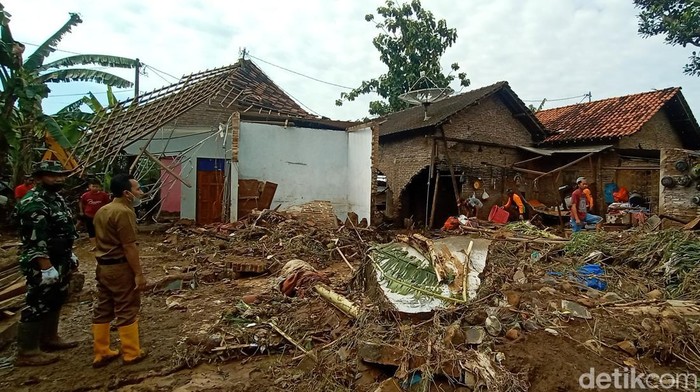 Rumah warga Tunjungrejo Kecamatan Margoyoso terkena banjir bandang karena tanggul Sungai Sat jebol, Selasa (28/6/2022). (Foto : Dian Utoro Aji/detikJateng).