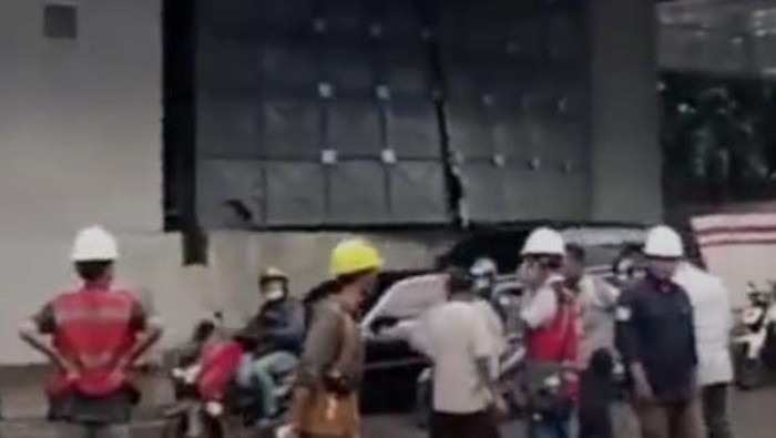 Tangkapan layar tadon air proyek LRT di Rasuna Said, Jaksel, jebol