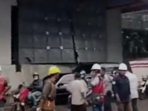 2 Pemotor-Pekerja Proyek Terkena Limpasan Air Tandon LRT yang Jebol