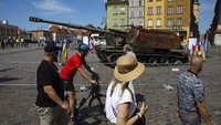 Tank tersebut hancur pada 31 Maret dalam pertempuran di dekat desa Dmytrivka, sebelah barat Kyiv. Label pameran dalam bahasa Ukraina, Polandia dan Inggris mengatakan bahwa tubuh seorang komandan peleton tank Rusia ditemukan di dekat tank. Maliar mengatakan peralatan itu juga menunjukkan keefektifan sistem pertahanan Ukraina.