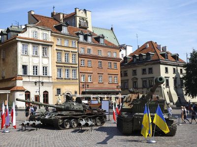 Tank-tank Rusia yang Rusak Dipamerkan di Polandia