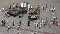 Dworczyk mengatakan tank T-72 yang rusak, howitzer self-propelled dan elemen sistem rudal Rusia menunjukkan bahwa tentara Rusia, yang pernah dianggap tak terkalahkan, dapat dikalahkan. Peralatan itu jatuh ke tangan pasukan Ukraina di awal perang yang dimulai ketika Rusia menginvasi pada 24 Februari.