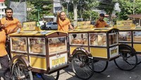 Ini dia toko roti legendaris yang sudah terkenal sejak 1920! Tekstur roti yang padat menjadi ciri khasnya. Toko roti ini juga sering berjualan keliling dengan gerobak kuning andalan! Foto: Instagram/@tanektjoanbogor 