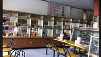 Toko roti dan kue Tegal jadi salah satu yang legendaris juga nih! Toko ini sudah berdiri sejak tahun 1968. Pembeli bisa memilih roti sekaligus duduk bersantai di sana. Tempat duduk kuning yang kursinya bisa diputar bikin nostalgia ya! Foto: zomato.com 