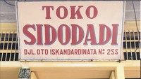 Toko roti Sidodadi yang telah berdiri sejak 1954 jadi salah satu yang populer di Bandung! Rotinya disediakan dalam kaca besar sehingga pengunjung bisa masuk dan memilih sendiri. Sampai sekarang toko roti ini selalu diantre pembeli. Foto: Instagram/@hasilkeliling