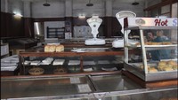 Toko roti Sumber Hidangan ini sudah berdiri sejak 1929. Ini jadi salah satu yang legendaris juga di Bandung tepatnya di Braga. Bahkan ada timbangan kue jadul yang dipajang di sana. Sambil mengunyah roti, pengunjung bisa menikmati suasana jadul. Foto: tripadvisor.com / Argya N