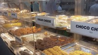 Toko Roti Suisse Bakery ini dikenal dengan rotinya yang menggunakan bahan-bahan premium. Toko roti ini memang legendaris sejak tahun 1978. Banyak juga pengunjung lama yang datang untuk sekedar bernostalgia! Foto: Instagram/@03u11t17a
