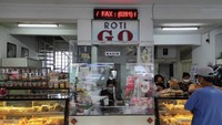 Siapa yang tidak tahu roti Go? Beginilah suasana toko roti turun temurun ini yang sudah berdiri sejak 1898! Oiya, beberapa bahan pembuatan roti di sini masih pakai bahan tradisional. Foto: Instagram/ @hendsanitiser 