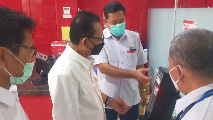 Wakil Ketua DPRD Kota Surabaya, AH Thony mengunjungi Kantor Unit Transfusi Darah (UTD) Palang Merah Indonesia (PMI) Kota Surabaya.