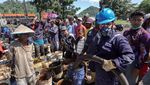 Warga Cilacap Rebutan Tumpahan Minyak Mentah di Dermaga Wijayapura Warga Cilacap Rebutan Tumpahan Minyak Mentah di Dermaga Wijayapura