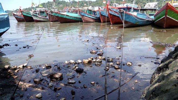 Petugas dari PT Kilang Pertamina Internasional Unit Cilacap melakukan penyedotan tumpahan minyak mentah yang dikumpulkan warga di Dermaga PT Pelindo, Jateng, Selasa (28/6/2022). PT Kilang Pertamina Internasional Unit Cilacap bersama nelayan dan warga masih melakukan pembersihan tumpahan minyak mentah yang diketahui pertama kali pada Senin (27/6/2022) sore. ANTARA FOTO/Idhad Zakaria/tom.