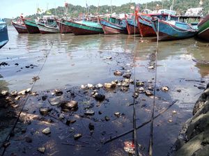 Tumpahan Minyak di Perairan Cilacap Bikin Nelayan Tak Bisa Melaut