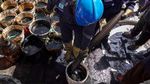 Warga Cilacap Rebutan Tumpahan Minyak Mentah di Dermaga Wijayapura Warga Cilacap Rebutan Tumpahan Minyak Mentah di Dermaga Wijayapura