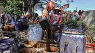 Warga Cilacap Rebutan Tumpahan Minyak Mentah di Dermaga Wijayapura