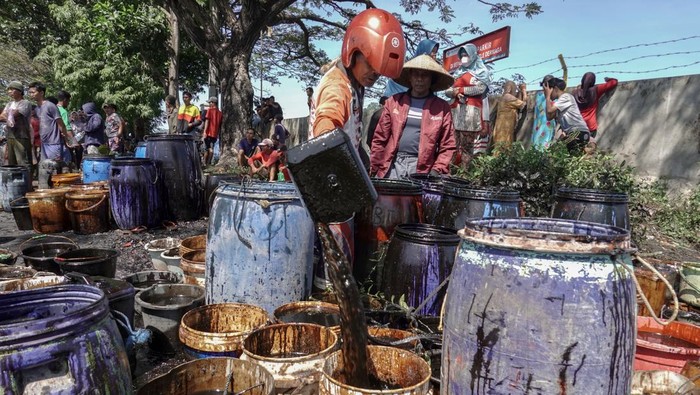 WARGA KUMPULKAN TUMPAHAN MINYAK DI CILACAP Petugas dari PT Kilang Pertamina Internasional Unit Cilacap melakukan penyedotan tumpahan minyak mentah yang dikumpulkan warga di Dermaga PT Pelindo, Jateng, Selasa (28/6/2022). PT Kilang Pertamina Internasional Unit Cilacap bersama nelayan dan warga masih melakukan pembersihan tumpahan minyak mentah yang diketahui pertama kali pada Senin (27/6/2022) sore. ANTARA FOTO/Idhad Zakaria/tom.