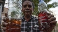Bank Sampah yang berdiri sejak 2019 atas inisiatif warga setempat itu kini telah memproduksi BBM jenis minyak tanah, bensin dan solar dari bahan baku sampah plastik rumah tangga dan laut.