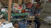 Sampah plastik rumah tangga dan laut itu dikumpulkan oleh warga sekitar dan nelayan.
