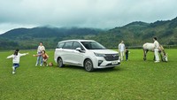 Secara desain, MPV ini terinspirasi dari Xing Chen yang sudah meluncur lebih dulu. Wuling Jia Chen mengadopsi interpretasi bahasa desain terbaru “wing dynamics aesthetics” dan berbagi beberapa elemen dengan crossover pertama Wuling itu. Area depan dihiasi dengan grill berbentuk V. Sedangkan dasbornya di bagian interior hampir identik dengan milik Wuling Xing Chen. Foto: Dok. Wuling