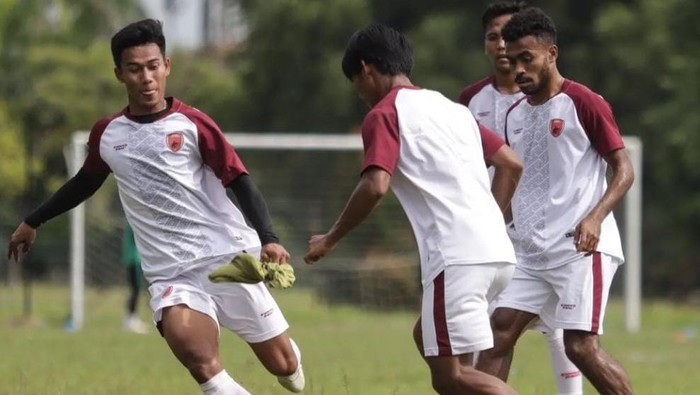 Pemain PSM Makassar Yance Sayuri berlatih dengan rekan-rekannya dalam persiapan jelang menghadapi Tampines Rovers.