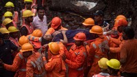 Pihak berwenang negara tersebut melaporkan sebanyak 14 orang berhasil dievakuasi dari reruntuhan.