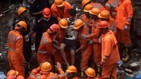 Hujan deras yang terjadi di negara tersebut menghambat operasi saat tim penyelamat memindahkan lempengan beton dan menyaring lumpur dan puing-puing mencari korban selamat.